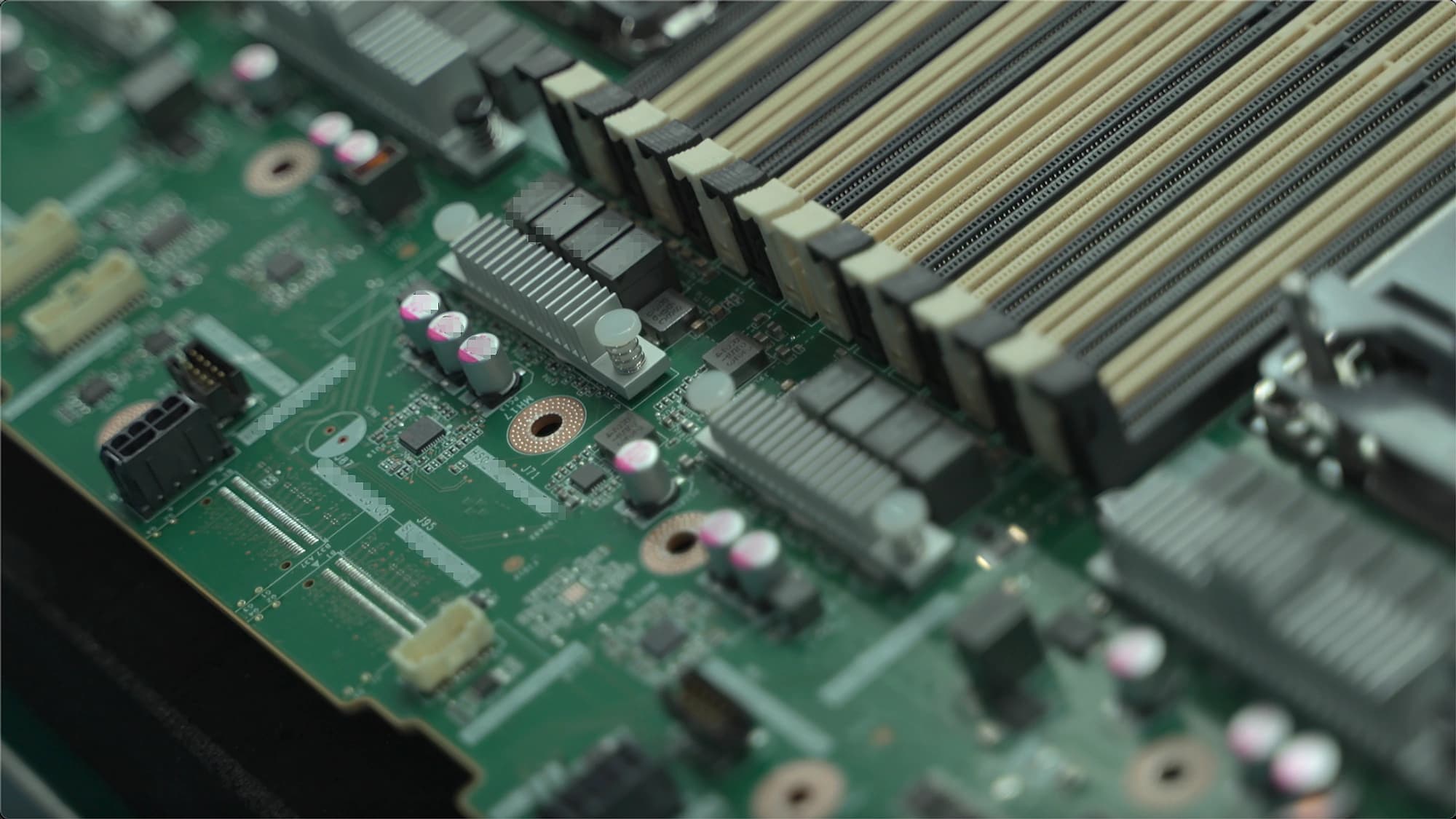 待修 GPU 模组 PCB 特写